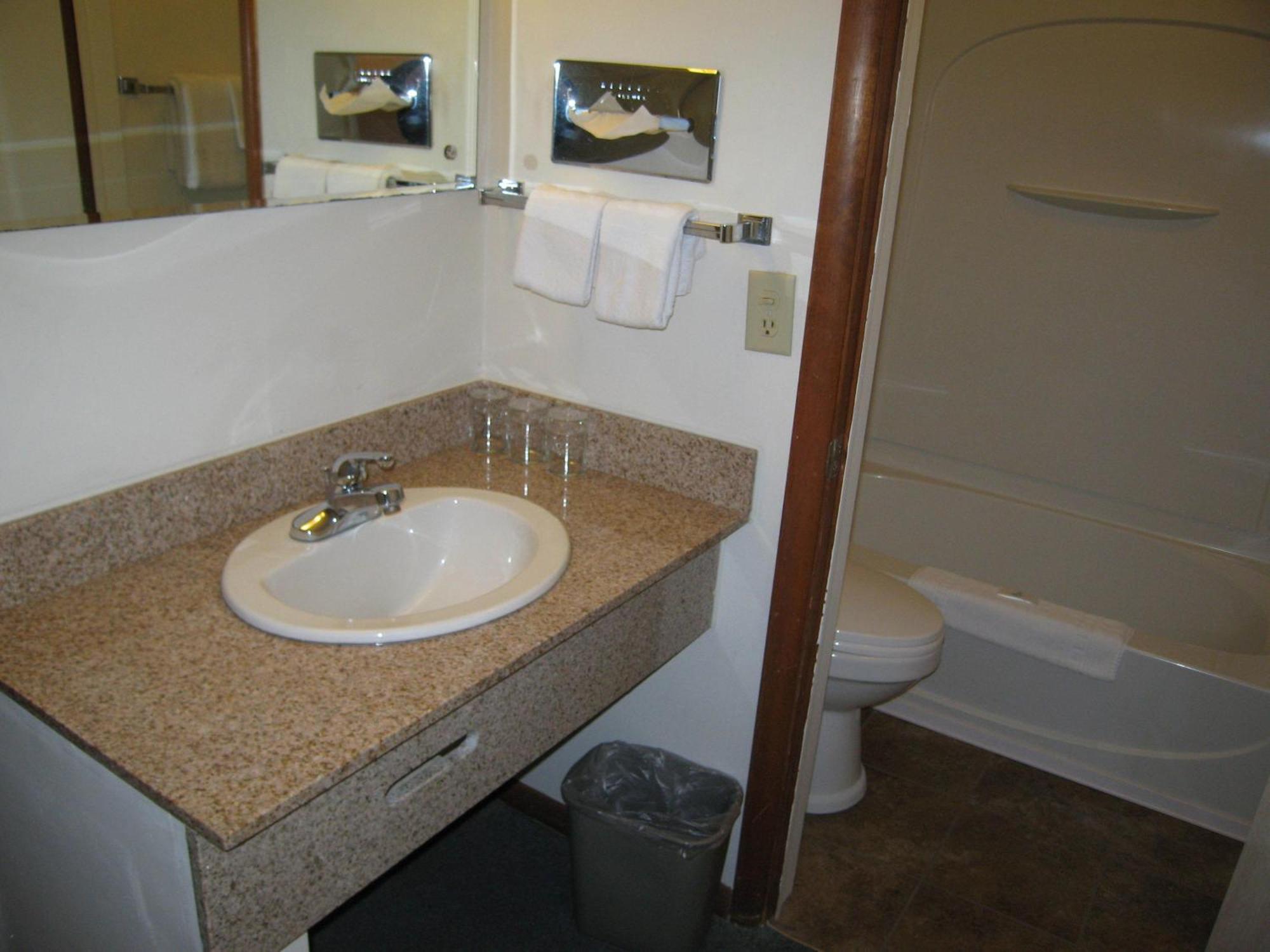 Travelers Lodge Marshall Room photo